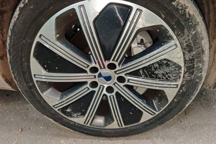 Used Denza N8 2023 Four-Wheel Drive Ultra-Hybrid Flagship Six-Seater Version Right Front Wheel Hub