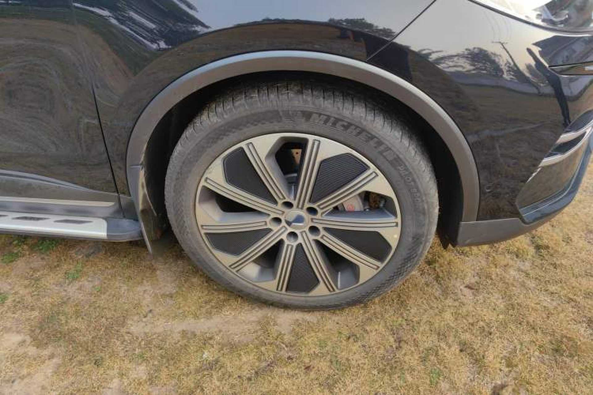 Used Denza N8 2023 Four-Wheel Drive Ultra-Hybrid Flagship Seven-Seater Version Right Front Wheel Hub