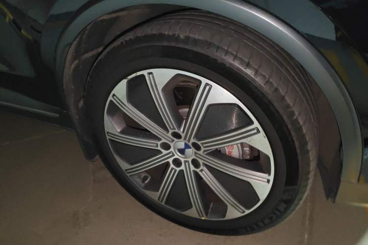Used Denza N8 2023 Four-Wheel Drive Ultra-Hybrid Flagship Seven-Seater Version Right Front Wheel Hub