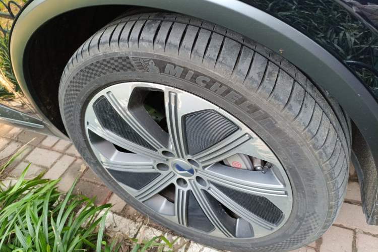 Used Denza N8 2023 Four-Wheel Drive Ultra-Hybrid Flagship Six-Seater Version Right Front Wheel Hub