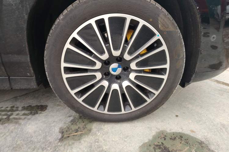 Used Denza N8 2023 Four-Wheel Drive Ultra-Hybrid Flagship Six-Seater Version Right Front Wheel Hub