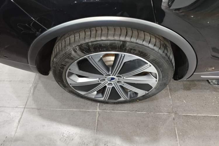Used Denza N8 2023 Four-Wheel Drive Ultra-Hybrid Flagship Six-Seater Version Right Rear Wheel Hub
