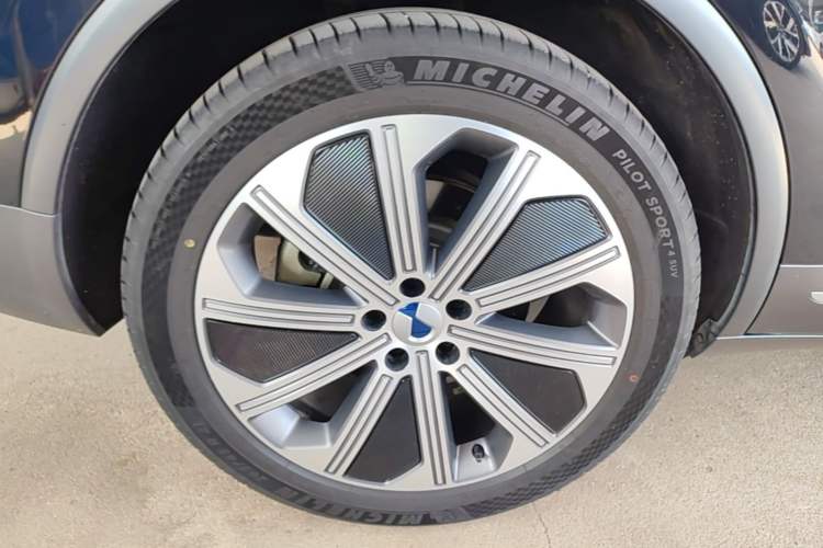 Used Denza N8 2023 Four-Wheel Drive Ultra-Hybrid Flagship Six-Seater Version Right Rear Wheel Hub