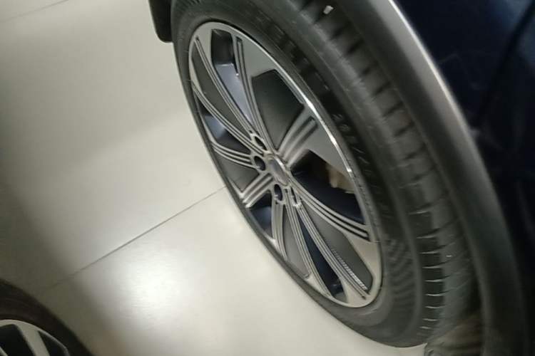 Used Denza N8 2023 Four-Wheel Drive Ultra-Hybrid Flagship Six-Seater Version Right Rear Wheel Hub