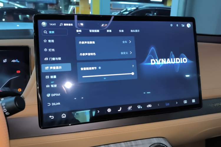 Used Denza N8 2023 Four-Wheel Drive Ultra-Hybrid Flagship Six-Seater Version Audio And AC Panel