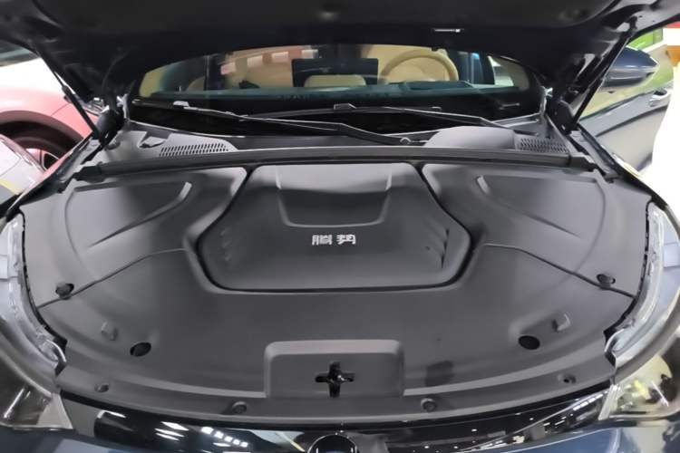 Used Denza N8 2023 Four-Wheel Drive Ultra-Hybrid Flagship Six-Seater Version Engine Bay
