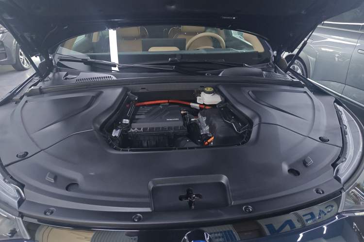 Used Denza N8 2023 Four-Wheel Drive Ultra-Hybrid Flagship Six-Seater Version Engine Bay