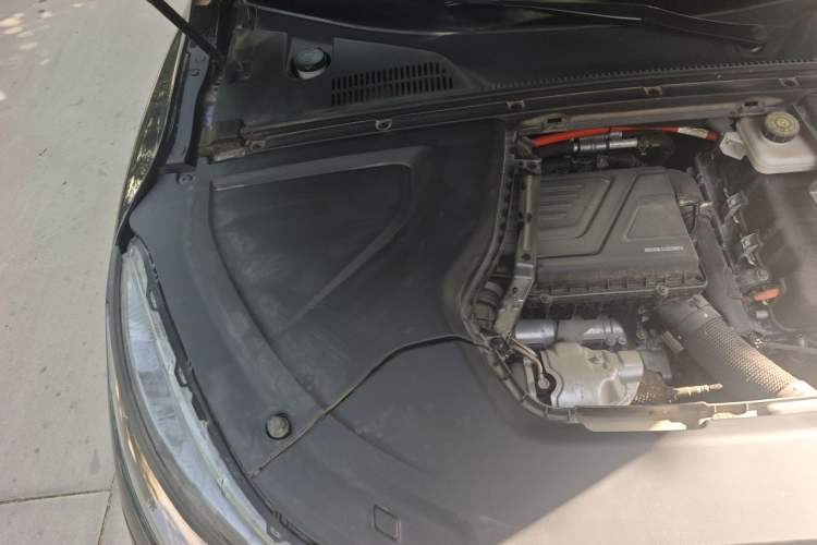 Used Denza N8 2023 Four-Wheel Drive Ultra-Hybrid Flagship Six-Seater Version Engine Bay Right