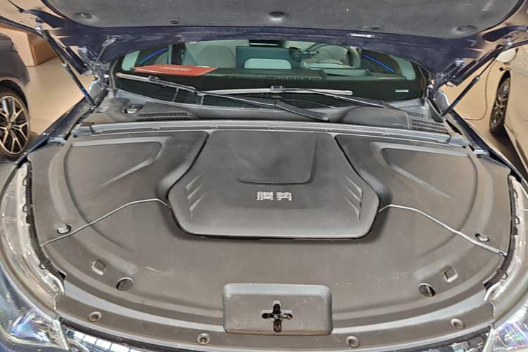 Used Denza N8 2023 Four-Wheel Drive Ultra-Hybrid Flagship Six-Seater Version Engine Bay