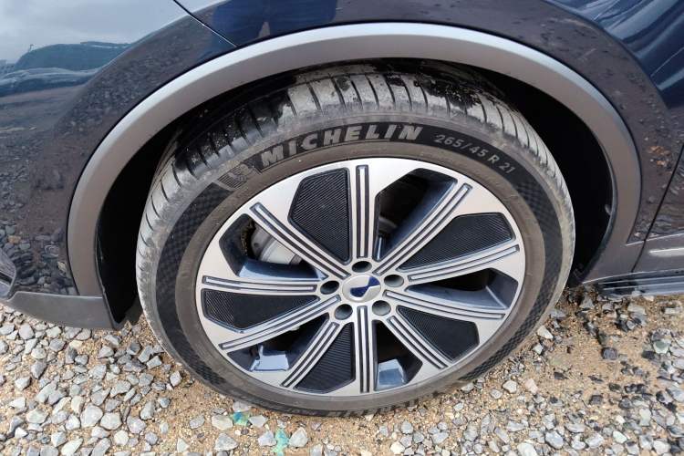 Used Denza N8 2023 Four-Wheel Drive Ultra-Hybrid Flagship Seven-Seater Version Exterior 3