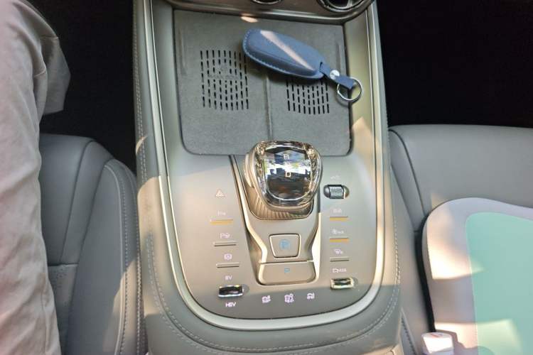 Used Denza N8 2023 Four-Wheel Drive Ultra-Hybrid Flagship Six-Seater Version Gear Lever
