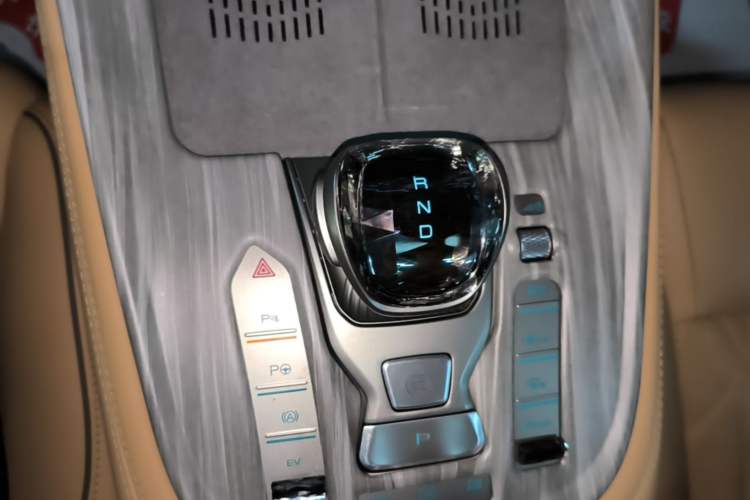 Used Denza N8 2023 Four-Wheel Drive Ultra-Hybrid Flagship Six-Seater Version Gear Lever