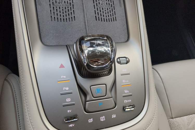 Used Denza N8 2023 Four-Wheel Drive Ultra-Hybrid Flagship Seven-Seater Version Gear Lever