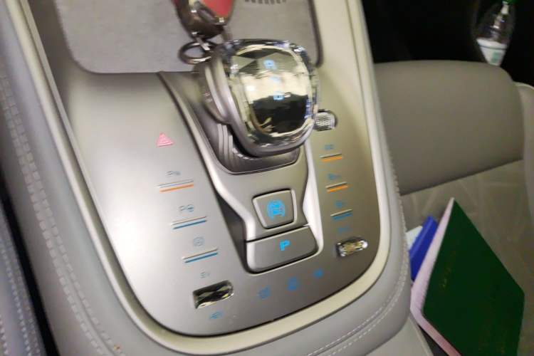 Used Denza N8 2023 Four-Wheel Drive Ultra-Hybrid Flagship Six-Seater Version Gear Lever