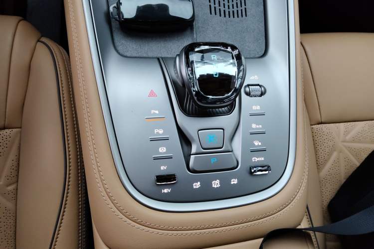 Used Denza N8 2023 Four-Wheel Drive Ultra-Hybrid Flagship Seven-Seater Version Gear Lever