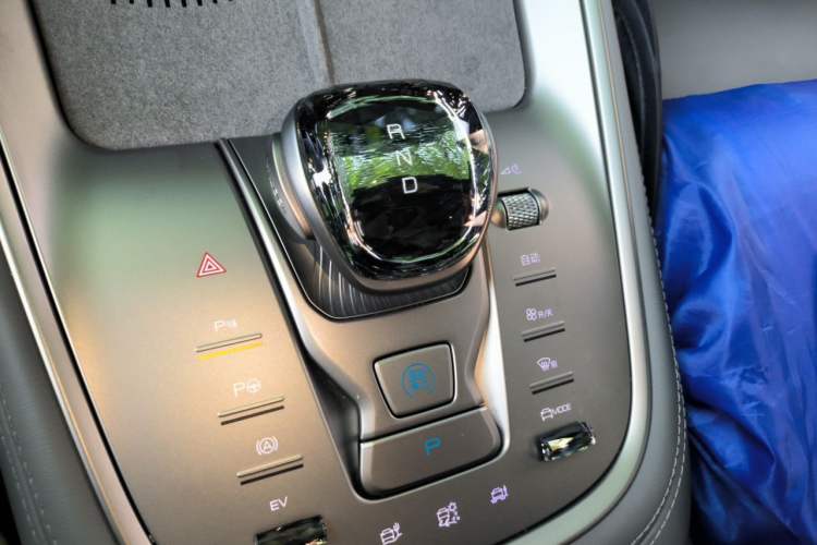 Used Denza N8 2023 Four-Wheel Drive Ultra-Hybrid Flagship Six-Seater Version Gear Lever