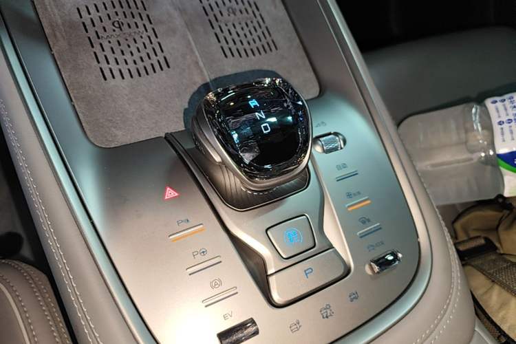 Used Denza N8 2023 Four-Wheel Drive Ultra-Hybrid Flagship Seven-Seater Version Gear Lever