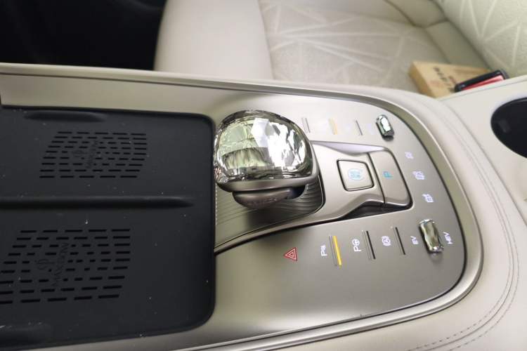 Used Denza N8 2023 Four-Wheel Drive Ultra-Hybrid Flagship Six-Seater Version Gear Lever