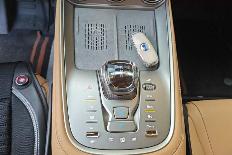 Used Denza N8 2023 Four-Wheel Drive Ultra-Hybrid Flagship Six-Seater Version Gear Lever