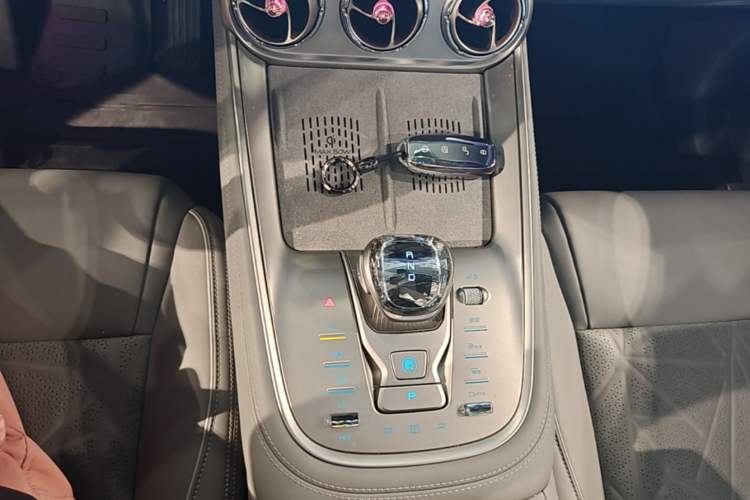 Used Denza N8 2023 Four-Wheel Drive Ultra-Hybrid Flagship Six-Seater Version Gear Lever