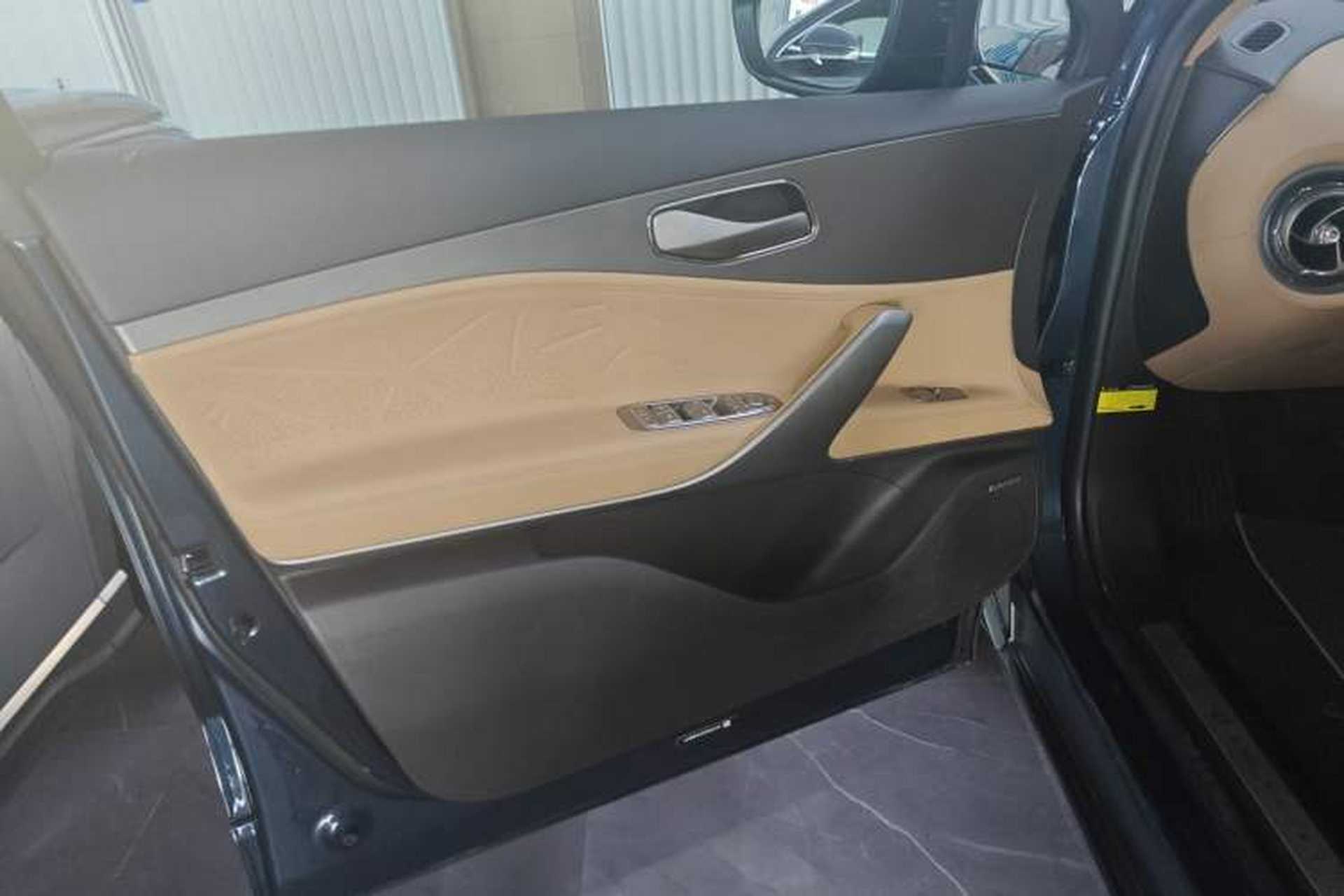Used Denza N8 2023 Four-Wheel Drive Ultra-Hybrid Flagship Six-Seater Version Left Front Door Interior