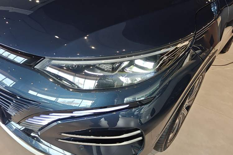 Used Denza N8 2023 Four-Wheel Drive Ultra-Hybrid Flagship Six-Seater Version Left Front Headlight