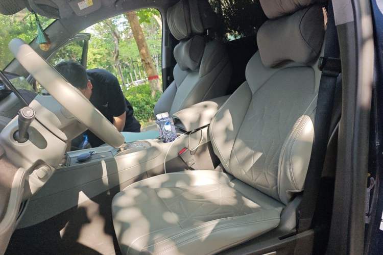 Used Denza N8 2023 Four-Wheel Drive Ultra-Hybrid Flagship Six-Seater Version Left Front Seat