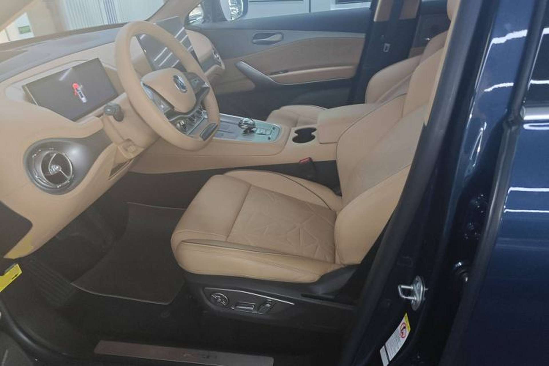 Used Denza N8 2023 Four-Wheel Drive Ultra-Hybrid Flagship Six-Seater Version Left Front Seat