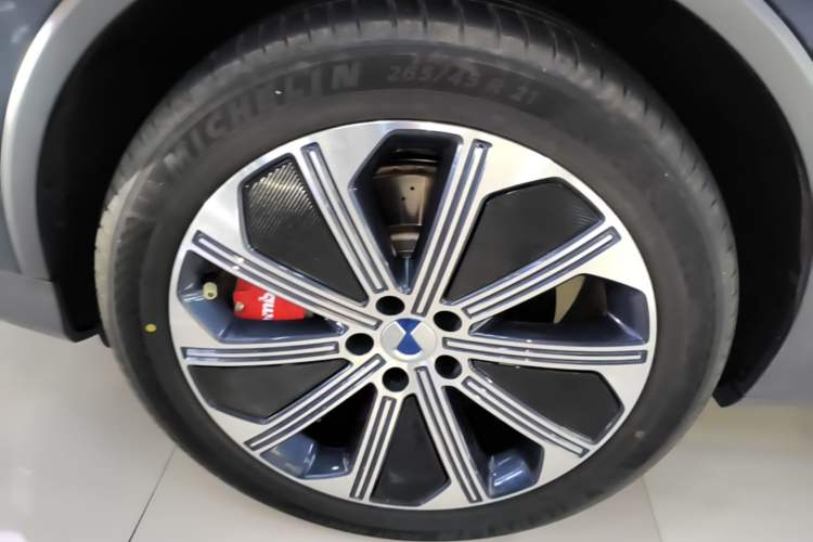 Used Denza N8 2023 Four-Wheel Drive Ultra-Hybrid Flagship Six-Seater Version Left Front Wheel Hub