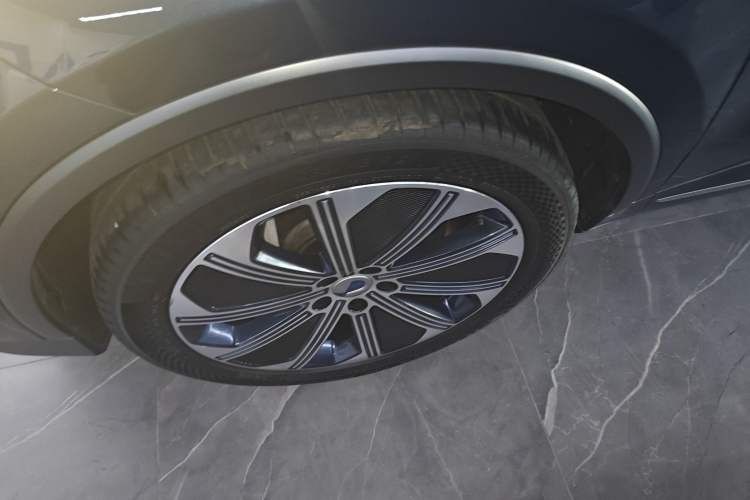 Used Denza N8 2023 Four-Wheel Drive Ultra-Hybrid Flagship Six-Seater Version Left Front Wheel Hub