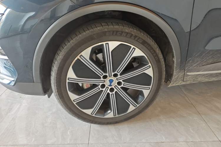 Used Denza N8 2023 Four-Wheel Drive Ultra-Hybrid Flagship Six-Seater Version Left Front Wheel Hub