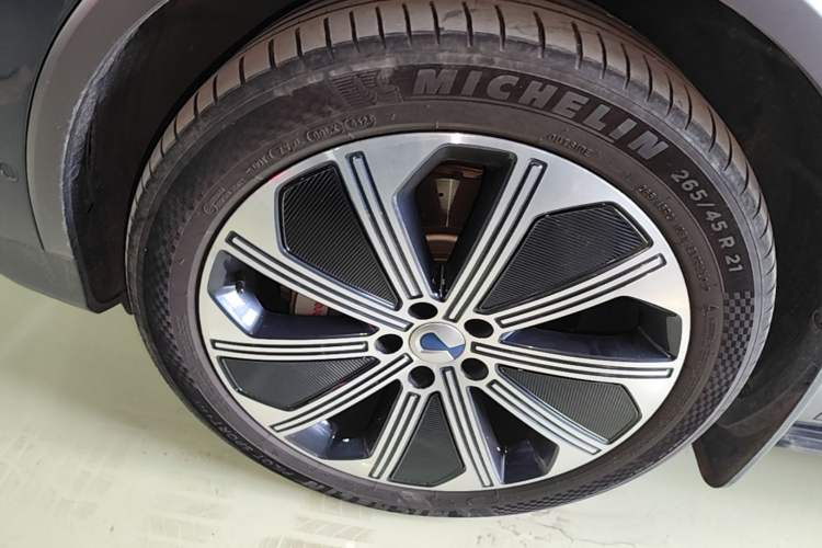 Used Denza N8 2023 Four-Wheel Drive Ultra-Hybrid Flagship Seven-Seater Version Left Front Wheel Hub