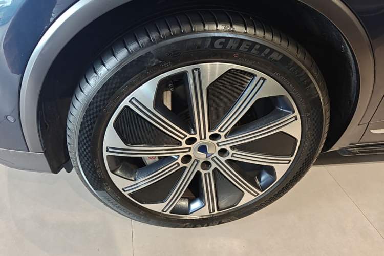 Used Denza N8 2023 Four-Wheel Drive Ultra-Hybrid Flagship Six-Seater Version Left Front Wheel Hub