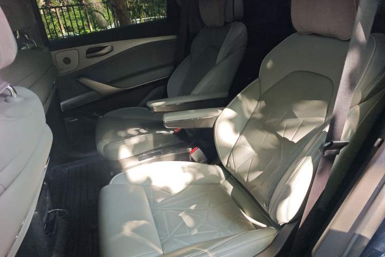Used Denza N8 2023 Four-Wheel Drive Ultra-Hybrid Flagship Six-Seater Version Left Rear Seat