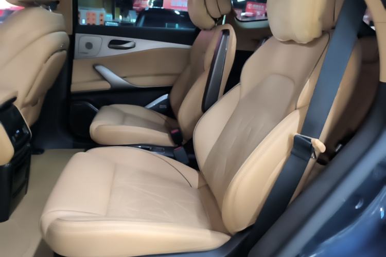 Used Denza N8 2023 Four-Wheel Drive Ultra-Hybrid Flagship Six-Seater Version Left Rear Seat