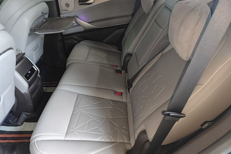 Used Denza N8 2023 Four-Wheel Drive Ultra-Hybrid Flagship Seven-Seater Version Left Rear Seat