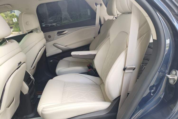Used Denza N8 2023 Four-Wheel Drive Ultra-Hybrid Flagship Six-Seater Version Left Rear Seat