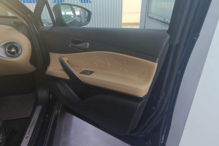 Used Denza N8 2023 Four-Wheel Drive Ultra-Hybrid Flagship Six-Seater Version Right Front Door Interior