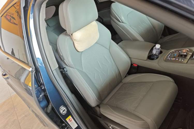Used Denza N8 2023 Four-Wheel Drive Ultra-Hybrid Flagship Six-Seater Version Right Front Seat
