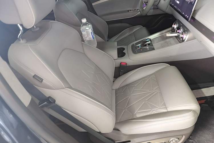 Used Denza N8 2023 Four-Wheel Drive Ultra-Hybrid Flagship Seven-Seater Version Right Front Seat