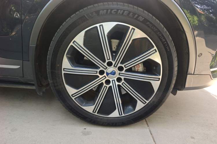 Used Denza N8 2023 Four-Wheel Drive Ultra-Hybrid Flagship Six-Seater Version Right Front Wheel Hub
