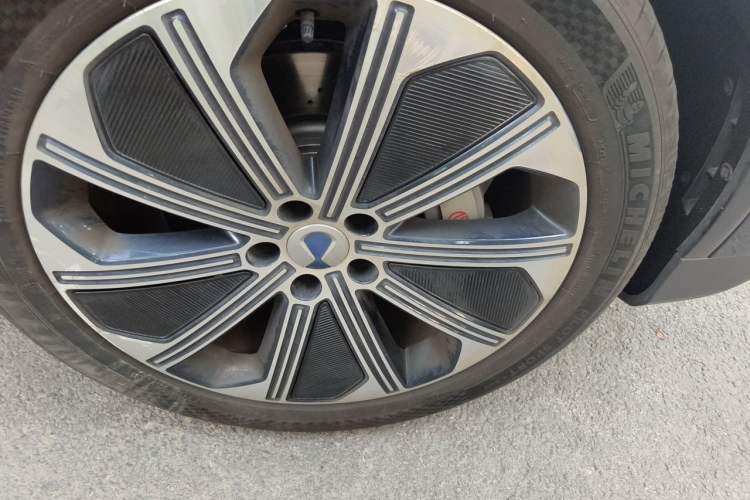 Used Denza N8 2023 Four-Wheel Drive Ultra-Hybrid Flagship Seven-Seater Version Right Front Wheel Hub