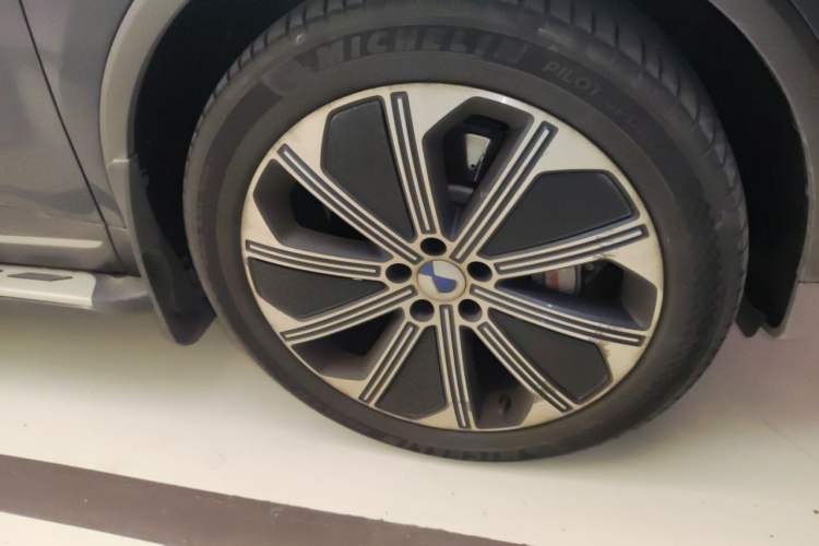 Used Denza N8 2023 Four-Wheel Drive Ultra-Hybrid Flagship Six-Seater Version Right Front Wheel Hub