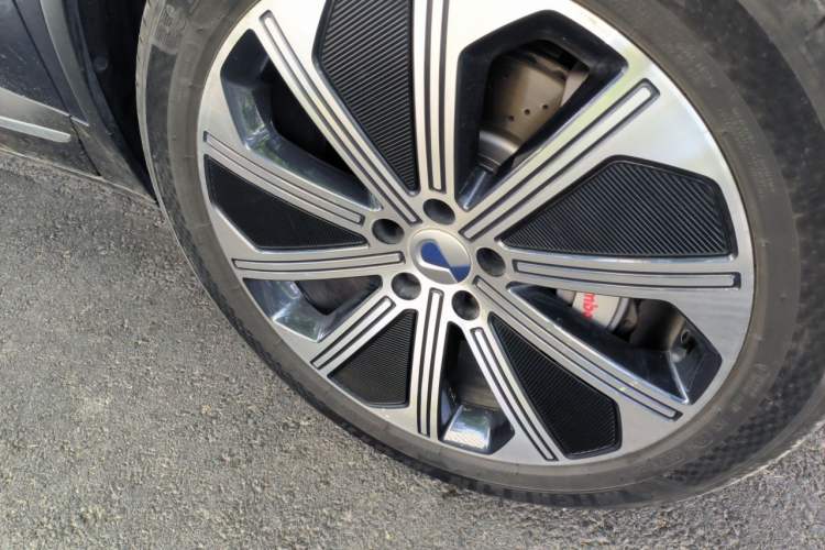 Used Denza N8 2023 Four-Wheel Drive Ultra-Hybrid Flagship Six-Seater Version Right Front Wheel Hub