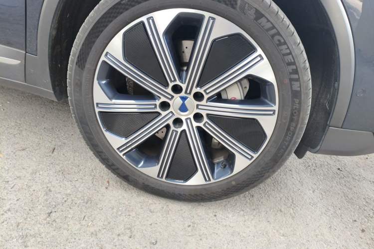 Used Denza N8 2023 Four-Wheel Drive Ultra-Hybrid Flagship Six-Seater Version Right Front Wheel Hub