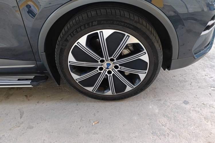 Used Denza N8 2023 Four-Wheel Drive Ultra-Hybrid Flagship Six-Seater Version Right Front Wheel Hub
