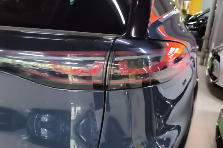 Used Denza N8 2023 Four-Wheel Drive Ultra-Hybrid Flagship Six-Seater Version Right Rear Taillight