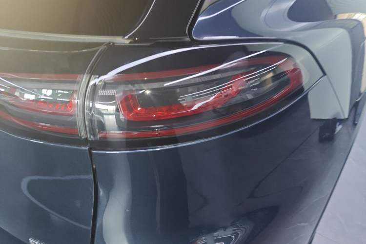 Used Denza N8 2023 Four-Wheel Drive Ultra-Hybrid Flagship Six-Seater Version Right Rear Taillight