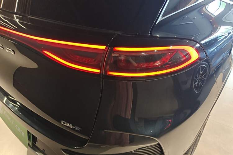 Used Denza N8 2023 Four-Wheel Drive Ultra-Hybrid Flagship Six-Seater Version Right Rear Taillight