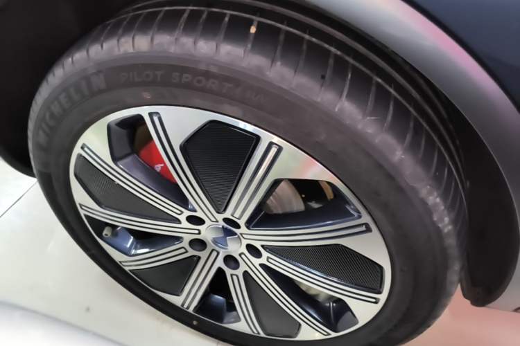 Used Denza N8 2023 Four-Wheel Drive Ultra-Hybrid Flagship Six-Seater Version Right Rear Wheel Hub